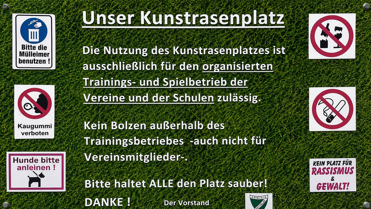 Hinweisschild mit Regeln für den Kunstrasenplatz