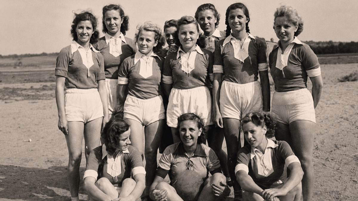 Damenmannschaft nach dem Spiel gegen Bienrode im Jahr 1950