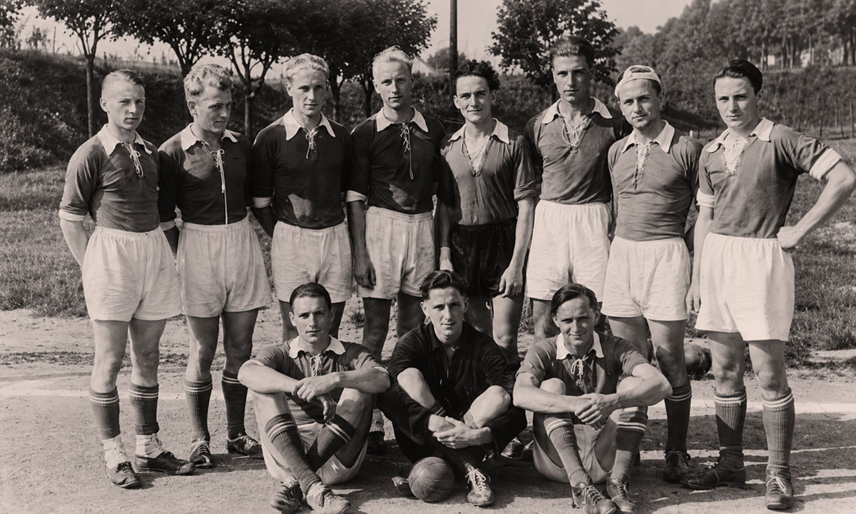 Handballmannschaft nach dem Spiel Vechelde gegen Lamme im Jahr 1949