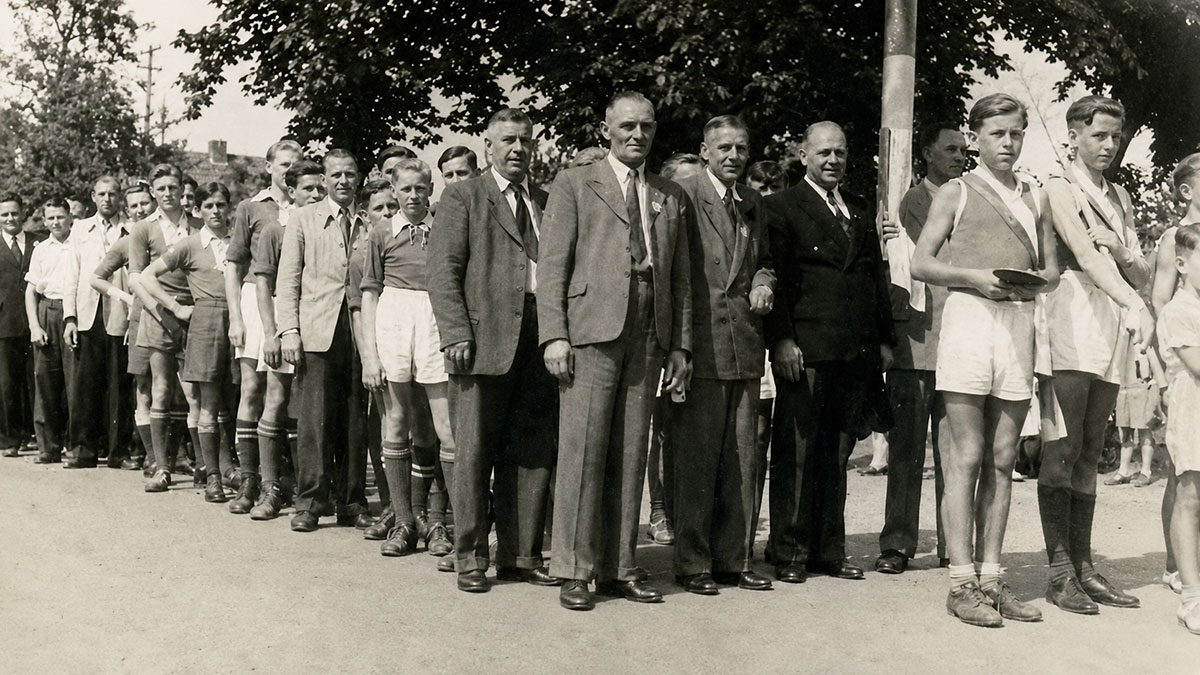 Arminen-Festzug mit Fahnentraeger J&uuml;rgen Gelbke im Jahr 1953