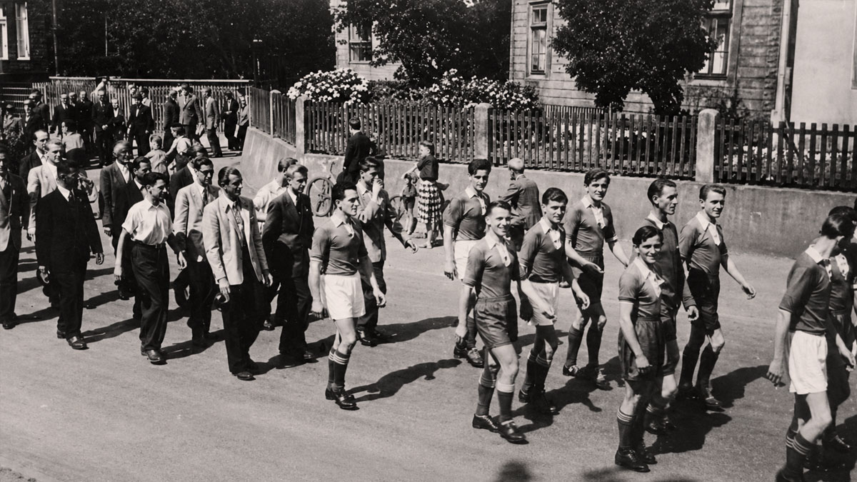 2. Herrenmannschaft des SV Arminia Vechelde beim Festumzug 1953